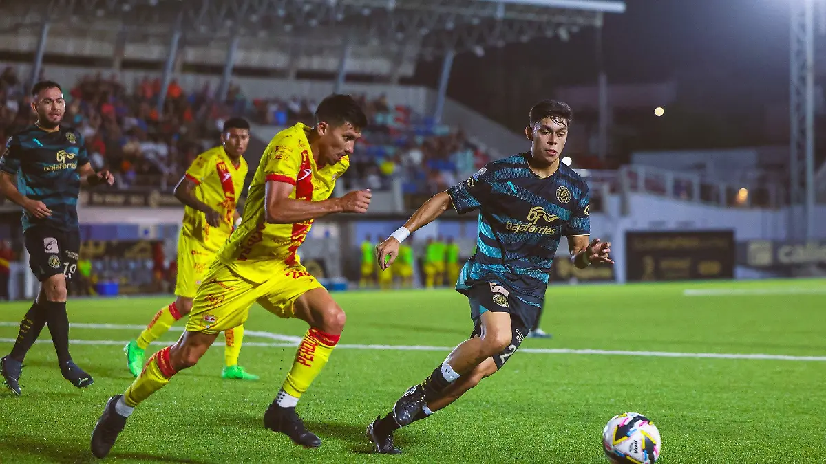 Jugadores del Atlético Morelia y Atlético La Paz en partido